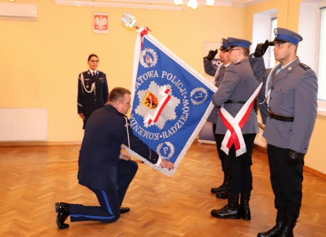 W poniedziałek o godzinie 13:30 w sali konferencyjnej Komendy Powiatowej Policji w Radziejowie, w obecności  zaproszonych gości, przedstawicieli lokalnych władz samorządowych, odbyło się uroczyste wprowadzenie nowego Komendanta Powiatowego Policji w Radziejowie. 