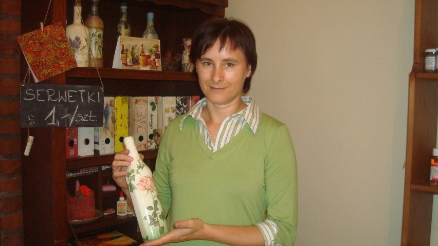 Alina Oleśniewicz prezentuje przedmioty ozdobione techniką decoupage.