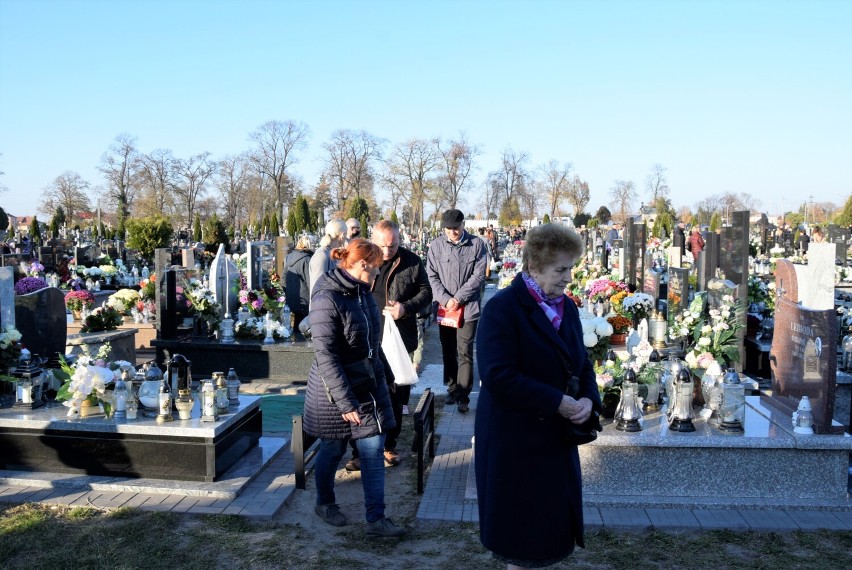 Po południu we Wszystkich Świętych na cmentarzu przy ul. Tuszewskiej w Łowiczu tłumów nie było