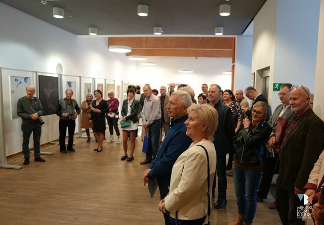 ,,Człowiek jaki jest każdy widzi”. To tytuł nowej wystawy, autorstwa Pawła Duraja, jaką można oglądać w zduńskowolskim Ratuszu.
 Wernisaż miał miejsce 5 kwietnia