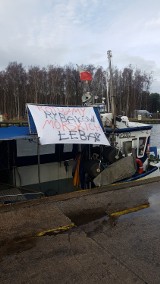 Łeba. Protestowali właściciele kutrów wędkarskich, teraz protestują rybacy i przetwórcy [WIDEO,ZDJĘCIA]