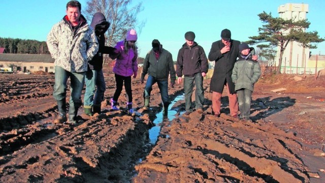 Przez taką drogę nie możemy ani przejść, ani przejechać - mówią mieszkańcy ul. Pomianowskiego.