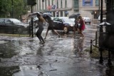 Ciepło, cieplej, gorąco i... załamanie pogody. IMGW ostrzega przed burzami. Wraz z nimi nadejdą ulewy, gradobicia i wichury [MAPY]