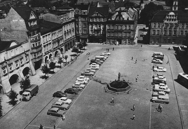 Poznajecie? To cieszyński Rynek w latach 60. ub. stulecia. Wówczas parkowanie na centralnym placu miejskim było czymś normalnym. Dziś auta można zostawiać na skrawku rynku przed Domem Narodowym. To się zmieni po ukończeniu kanalizacji