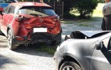 Wypadek Blok Dobryszyce. Renault wjechał w mazdę. Jedna osoba w szpitalu [ZDJĘCIA]