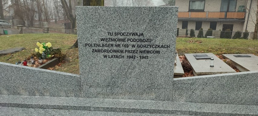 Odnowione groby powstańcze i wojenne w Gorzycach