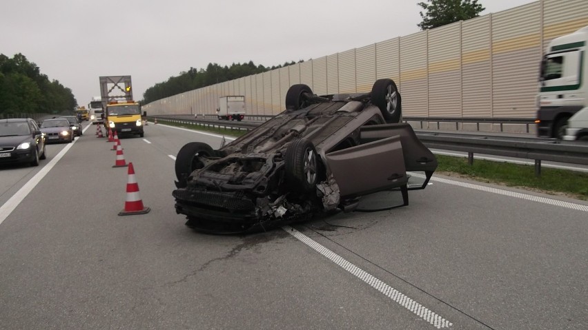 Wypadek na S8 w Zagórzu. Kia cedd na dachu