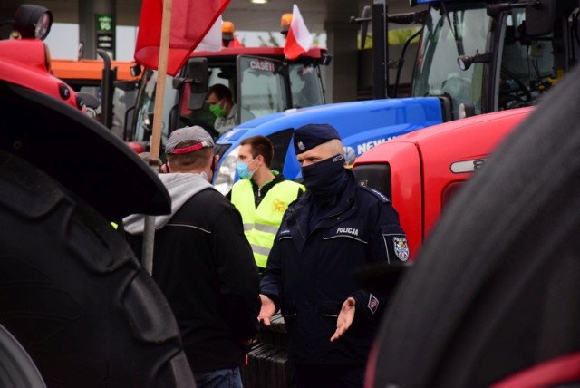 Rolnicy około godziny 9.30 wyjechali ciągnikami ze Złotnik Kujawskich i wolno poruszają się w kierunku Bydgoszczy. Zamierzają dojechać do Stryszka i wrócić do miejsca, w którym rozpoczęli protest.