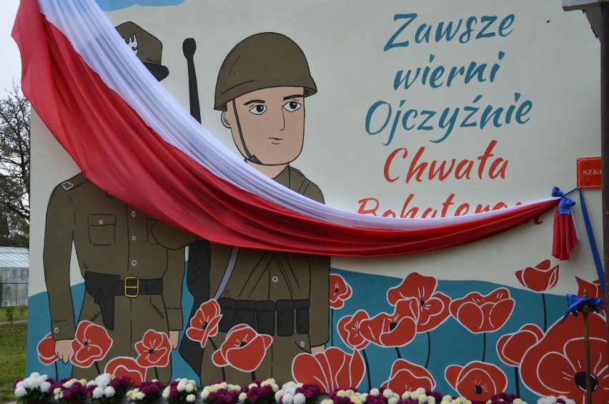 Mural można obejrzeć na ścianie od ulicy w PSP 4 w Żaganiu