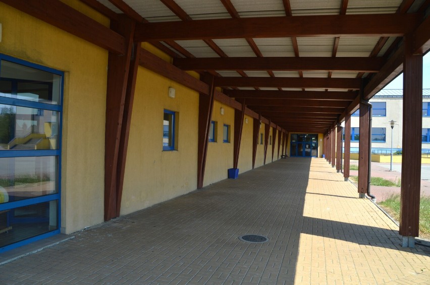 Budynek Szkoły Podstawowej w Sierakowie oraz hali sportowej