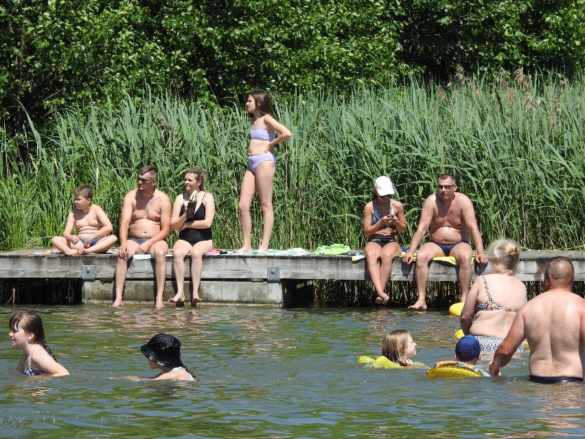 Na plaży w Starym Folwarku, nad Wigrami tłumy  wypoczywających suwalczan [Zdjęcia]