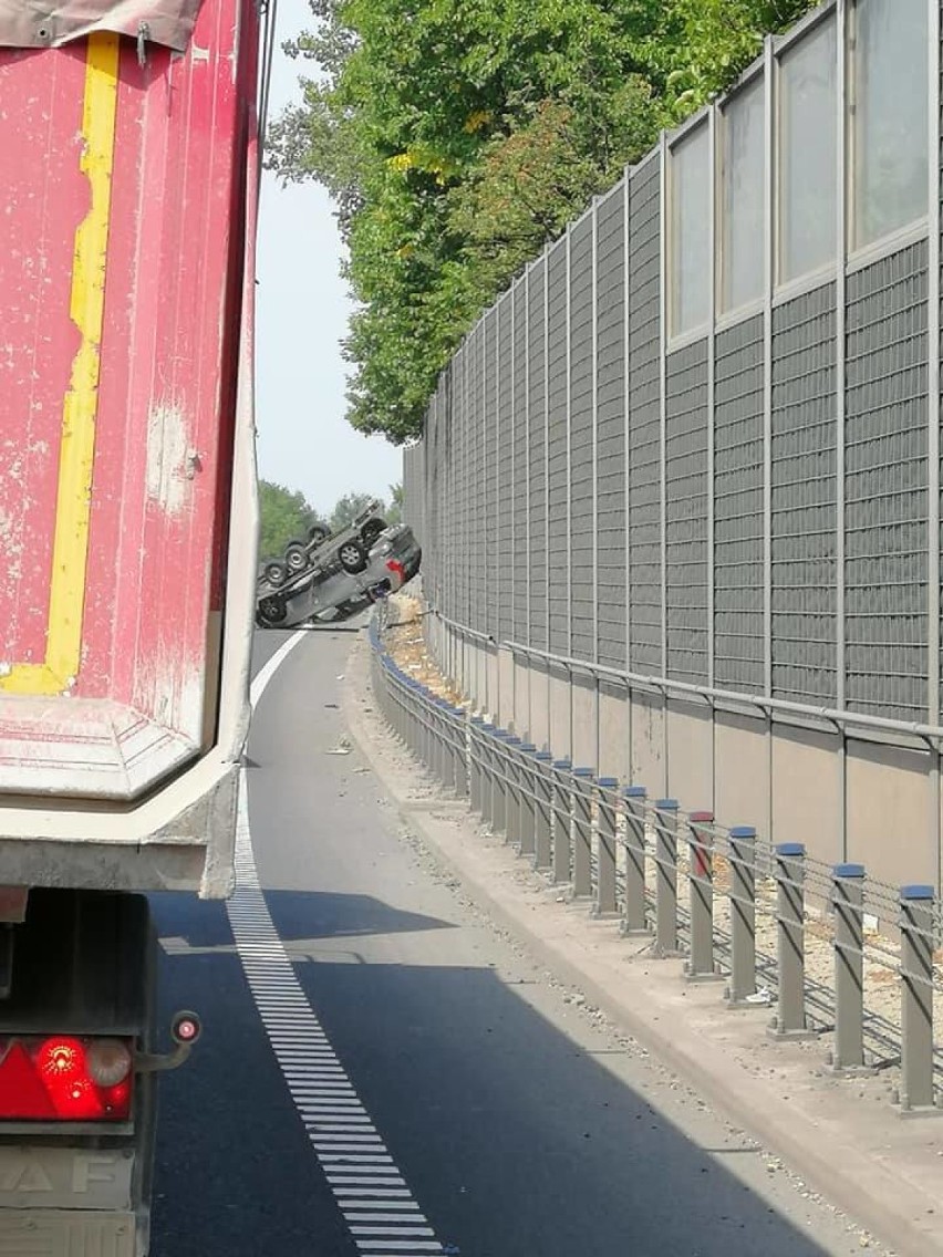 Wypadek na DK 94 w Dąbrowie Górniczej. Droga jest zablokowana. Dachowała laweta z osobowym volvo