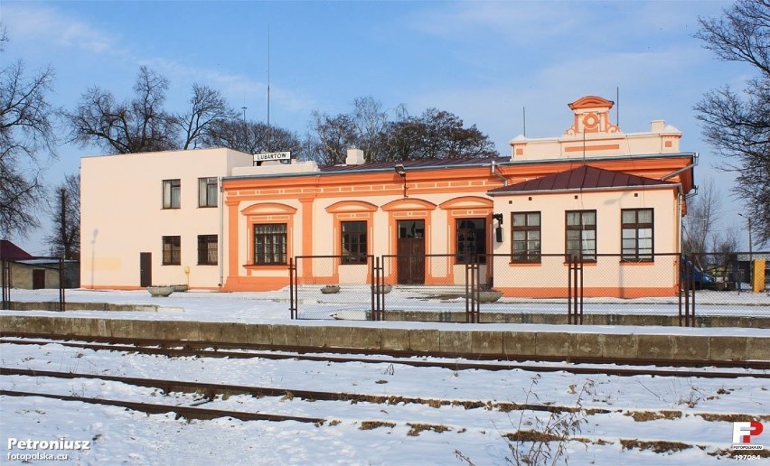Dworzec kolejowy w Lubartowie znajduję się przy ulicy...