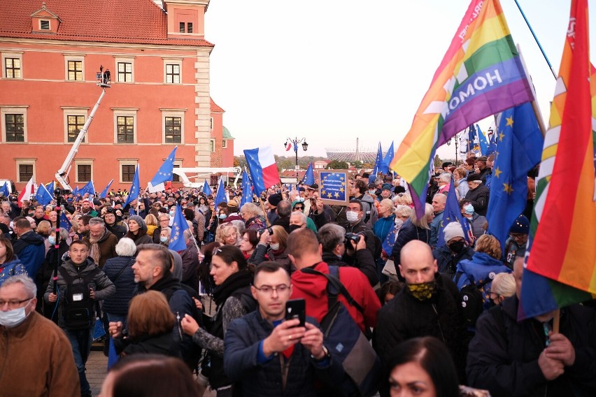 Wielka demonstracja poparcia dla Polski w Unii Europejskiej. Zwolennicy opozycji i Polski w UE stawili się na placu Zamkowym