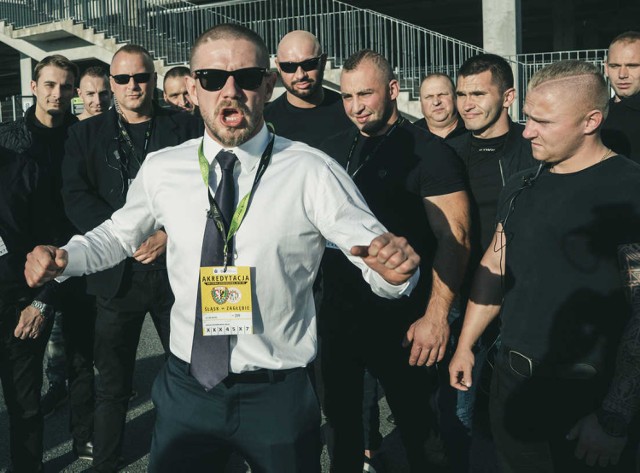 BAD BOY

Czołowy specjalista od kina sensacyjnego Patryk Vega odkrywa najgłośniejsze patologie w polskich klubach piłkarskich. Powiązania z mafią i gangsterami, ustawianie meczów, groźby, zastraszania i agresja na stadionach – wszystko to w pełnym gwiazd filmie, w którym pierwszoplanowe role grają: Antoni Królikowski, Maciej Stuhr, Andrzej Grabowski, Piotr Stramowski, Małgorzata Kożuchowska, Katarzyna Zawadzka i Zbigniew Zamachowski. „Bad Boy” to nie tylko inspirowana prawdziwymi wydarzeniami produkcja, która ujawnia najmroczniejszą stronę środowiska piłki nożnej. To również pełna akcji i wyrazistych postaci historia o miłości, zdradzie, pożądaniu i kobietach, które wolą niegrzecznych chłopców.

Czołowy specjalista od kina sensacyjnego Patryk Vega odkrywa najgłośniejsze patologie w polskich klubach piłkarskich. Powiązania z mafią i gangsterami, ustawianie meczów, groźby, zastraszania i agresja na stadionach – wszystko to w pełnym gwiazd filmie, w którym pierwszoplanowe role grają: Antoni Królikowski, Maciej Stuhr, Andrzej Grabowski, Piotr Stramowski, Małgorzata Kożuchowska, Katarzyna Zawadzka i Zbigniew Zamachowski. „Bad Boy” to nie tylko inspirowana prawdziwymi wydarzeniami produkcja, która ujawnia najmroczniejszą stronę środowiska piłki nożnej. To również pełna akcji i wyrazistych postaci historia o miłości, zdradzie, pożądaniu i kobietach, które wolą niegrzecznych chłopców.

KINO HELIOS
OD 21 DO 27 LUTEGO

