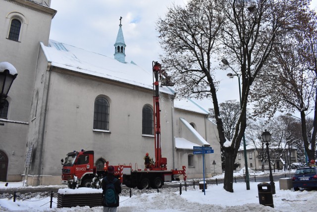 Odśnieżanie dachu kościoła Wniebowzięcia NMP w Oświęcimiu
