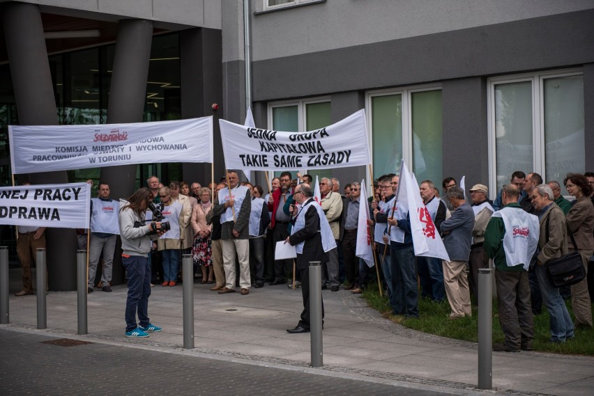 Strajk związków zawodowych Geofizyki w Toruniu [ZDJĘCIA]