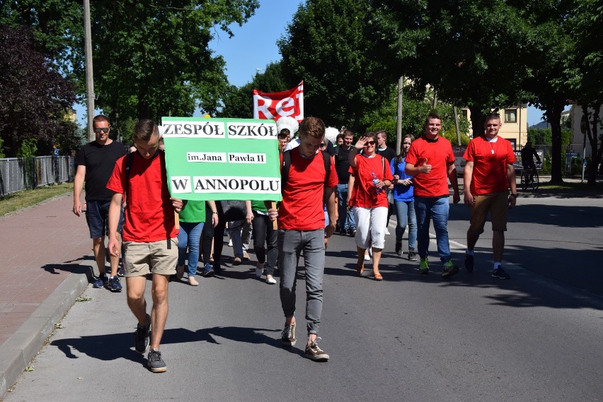 Korowód licealistów przeszedł ulicami Kraśnika (ZDJĘCIA/WIDEO)