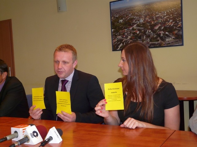 Radni PO pokazują żółte kartki prezydent Annie Milczanowskiej