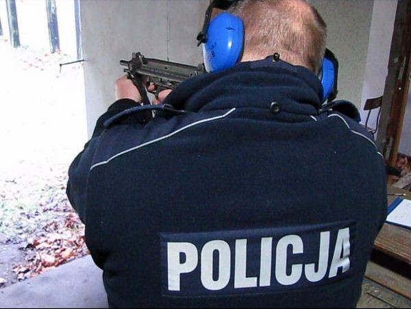 Lęborscy policjanci ćwiczyli się w strzelaniu z pistoletu maszynowego