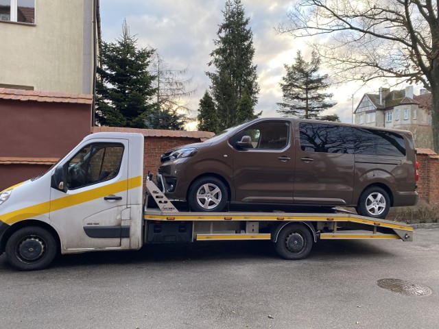 Bus Toyoty już przed barwickim ratuszem