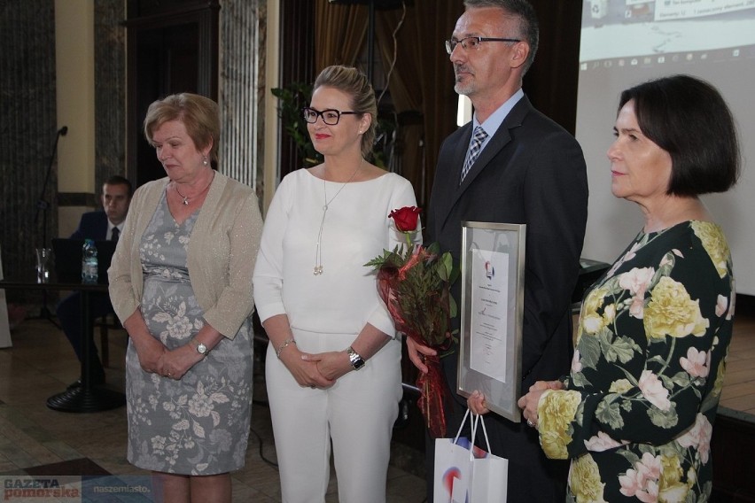 W Pałacu Bursztynowem we Włocławku wręczono w środę nagrody...