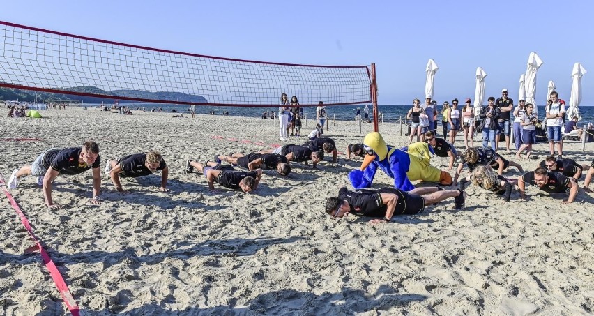 Trefl Gdańsk zaprezentował się kibicom na plaży. Spotkanie siatkarzy z kibicami ZDJĘCIA