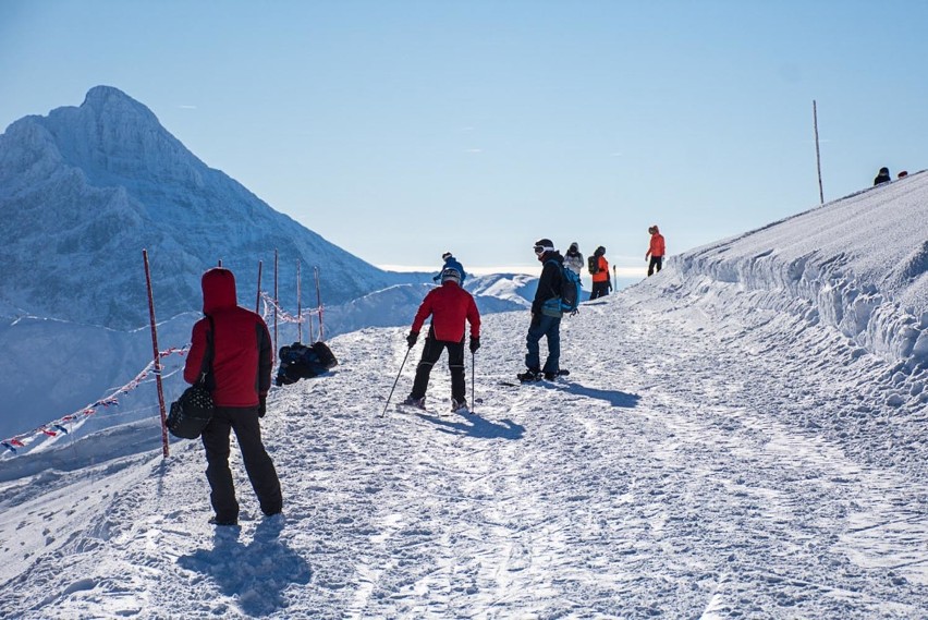 Tatry: Narciarze bawili się na Kasprowym Wierchu przy pięknym słońcu [ZOBACZ ZDJĘCIA]