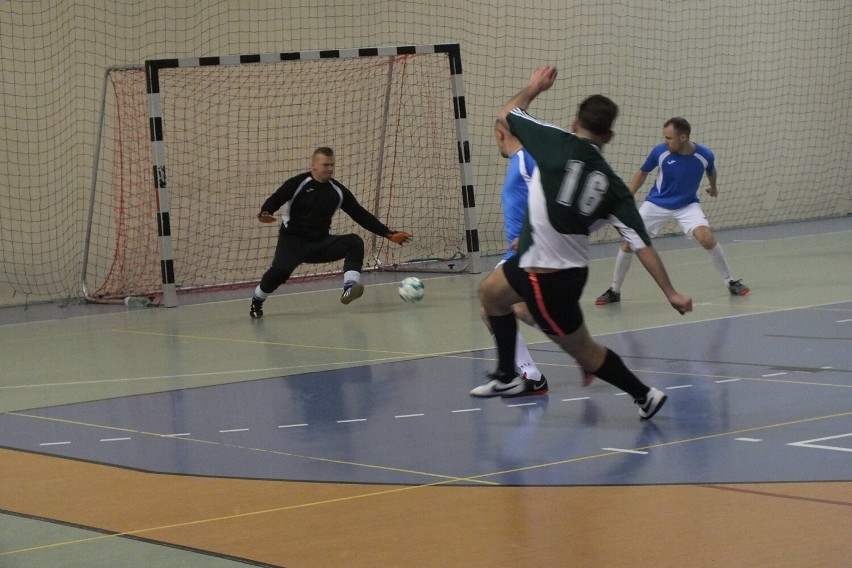 Zaległe spotkanie w ramach Pniewskiej Amatorskiej Ligi Futsalu [FOTO]