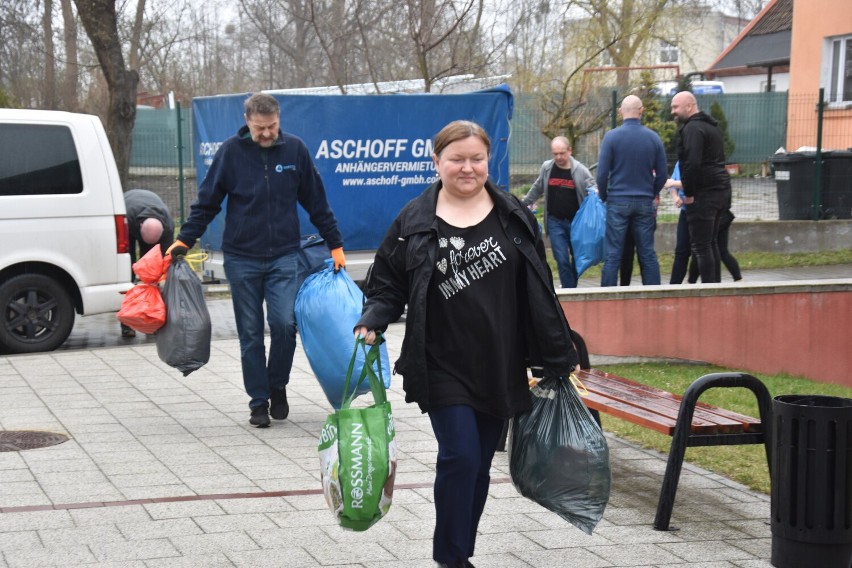 Malbork. Dzieci z Ukrainy dostały wsparcie od rówieśników z Niemiec. Przyjechał transport ze szkoły w Velbert 