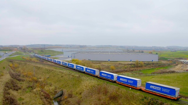 Naczepę do transportu intermodalnego ładuje się na pociąg, ale można ją także podpiąć do ciężarówki