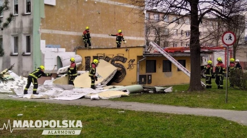 W Kętach, na os. Wyszyńskiego, wiatr zerwał elewację budynku...