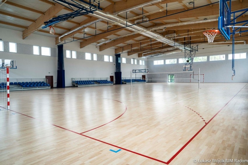 Nowa sala gimnastyczna ma wymiary 40 na 20 metrów. Obiekt ma...