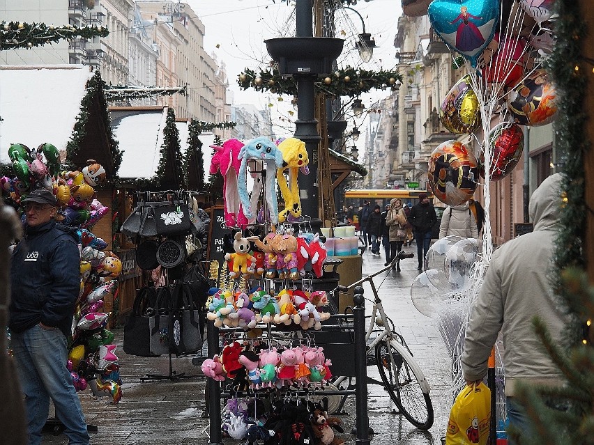 Jarmark bożonarodzeniowy na ulicy Piotrkowskiej w Łodzi już się zakończył. Wystawcy chcą wrócić za rok