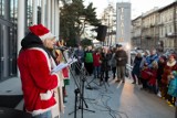 Tarnów. Kolędowanie na schodach Teatru Solskiego [ZDJĘCIA]