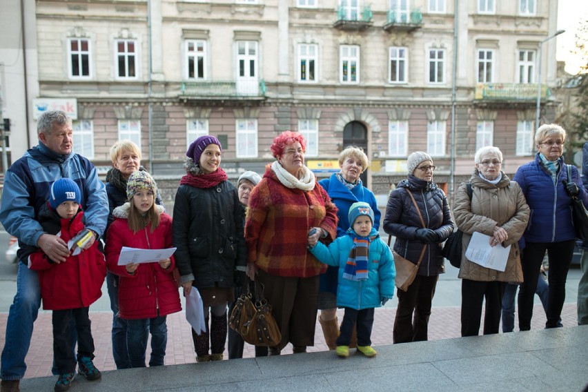 Kolędowanie na schodach Teatru Solskiego w Tarnowie.