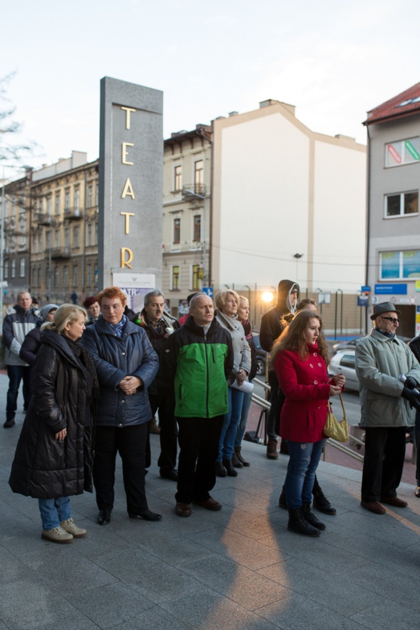 Kolędowanie na schodach Teatru Solskiego w Tarnowie.