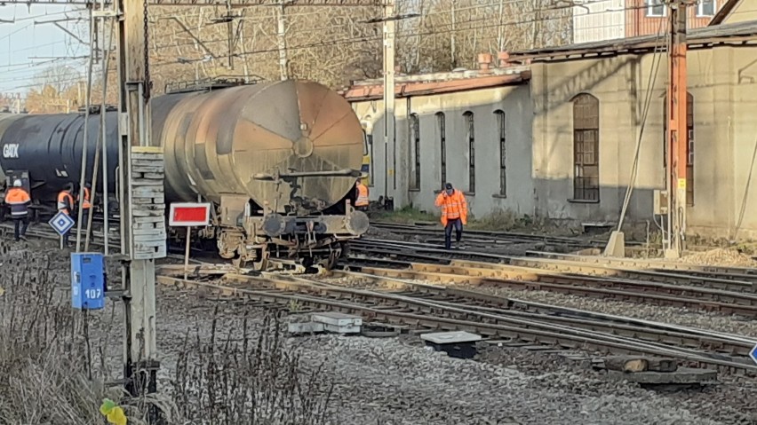 Z powodu wykolejania się pociągu towarowego w stacji...