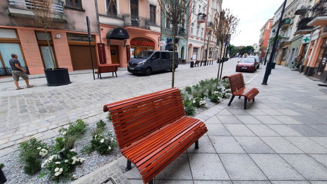 Ulica Śródmiejska i Zamkowa w Kaliszu z nowymi meblami miejskim