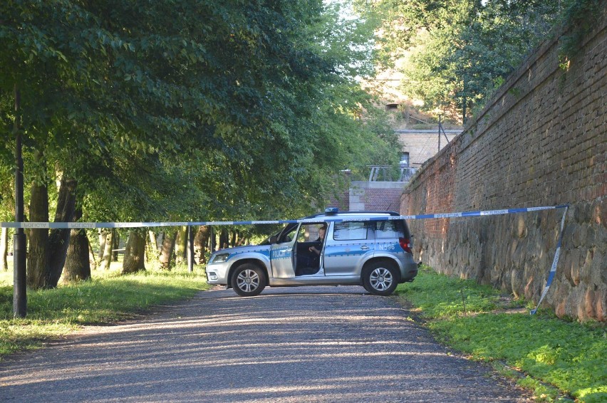 Malbork. Niewybuch na bulwarze nad Nogatem. Przejścia nie ma, policja czeka na saperów