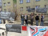 Działacze Nowej Prawicy urządzili pikietę przed cieszyńskim Urzędem Skarbowym