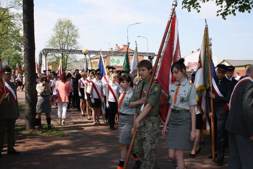 Myszków: Setki osób uczestniczyło w mszy św., pochodzie i składaniu wiązanek