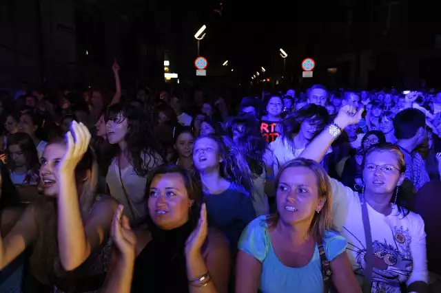 Dni Katowic 13 września

DOLINA TRZECH STAWÓW
Mela Koteluk
godz. 18.30
Coma
godz. 20:00
Myslovitz
godz. 21.30

PLAC SEJMU ŚLĄSKIEGO
Medulla
godz. 18:00
Fair Weather Friends
godz. 19.30
Kaliber 44
godz. 21:00

JAZZ CLUB HIPNOZA
Tymon & Transistors , godz. 22.30
Bilety 15 zł (do nabycia w sieci ticketportal.pl i ticketpro.pl oraz w dniu koncertu)

KINOTEATR RIATLO 
Świetliki godz. 20
Bilety 10 i 20 zł (do nabycia w sieci ticketportal.pl i ticketpro.pl oraz w dniu koncertu)

PLAC PRZED MDK BOGUCICE godz. 15
Spektakle „Dzwon grzesznika” oraz „Czarownica z mostka” (Wrocławski Teatr Lalek)
UL. MARIACKA godz. 17
Dwa spektakle grane podczas jednego pokazu z tzw. Bajkobusa, czyli mobilnej sceny stworzonej na platformie samochodu dostawczego. Bajkobus odwołuje się do tradycji lalkowych teatrów wędrownych, wykorzystując jednak nowoczesne środki scenografii. Dwie baśnie osadzone w średniowieczu, o wydźwięku edukacyjnym, skierowane są do dzieci w wieku powyżej 7 lat.

Dni Katowic 14 września

DOLINA TRZECH STAWÓW
Holly Blue
godz. 17:00
Ania Dąbrowska
godz. 18.30
Czarno-Czarni
godz. 20:00
Big Cyc
godz. 21.30

UL. MARIACKA, godz. 11.30
Spektakl „O Czerwonym Kapturku i księżniczce na ziarnku grochu” 
(Teatr Lalki i Aktora Ateneum)
Sztuka czeskiego autora Jiriego Streda, która dowcipnie i lekko łączy popularne baśniowe motywy zaczerpnięte z Charlesa Perraulta, braci Grimm i Hansa Christiana Andersena. Spektakl daje młodej publiczności szansę  na zabawę w teatr, zapraszając dzieci do bezpośredniego w niej udziału.

Dni Katowic 15 września
Zespół Śpiewaków Miasta Katowice Camerata Silesia i Tomasz Stańko
Kościół pw. św. Ap. Piotra i Pawła, godz. 20
Bilety 30 i 20 zł (do nabycia w sieci ticketportal.pl i ticketpro.pl oraz w dniu koncertu)

Low Leaf
Jazz Club Hipnoza, godz. 21
Bilety 10 zł (do nabycia w sieci ticketportal.pl i ticketpro.pl oraz w dniu koncertu)