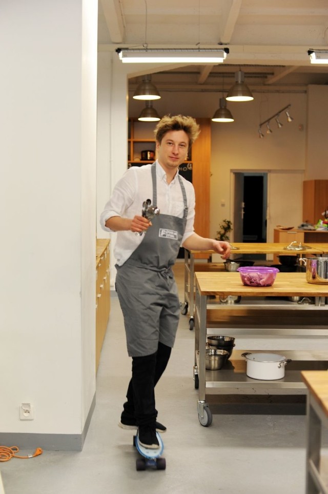 Gotować będzie m.in. Grzegorz Łapanowski- prowadzący i juror programu Top Chef, założyciel Fundacji Szkoła na Widelcu