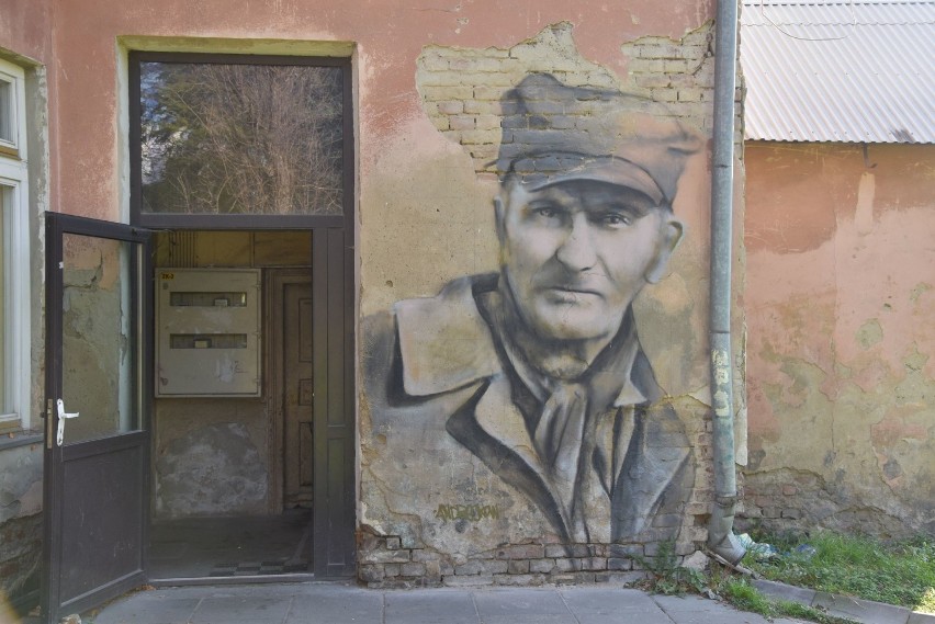 Arkadiusz Andrejkow stworzył kolejne murale. Tym razem uwagę poświęcił mieszkańcom Sanoka