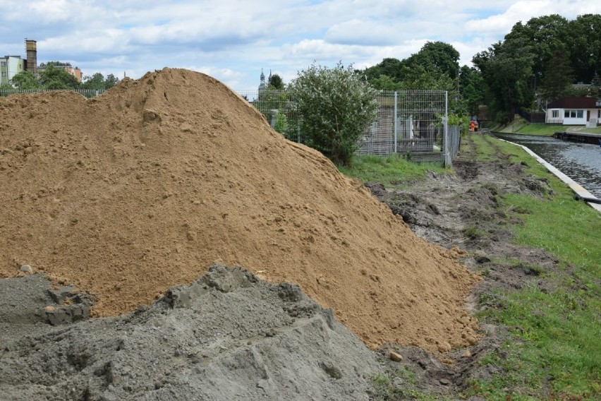 Zbąszyń:Tu zajdzie zmiana: II etap utwardzenia dojścia do falochronu. Nowy chodnik - 1 lipca 2020 [Zdjęcia]      