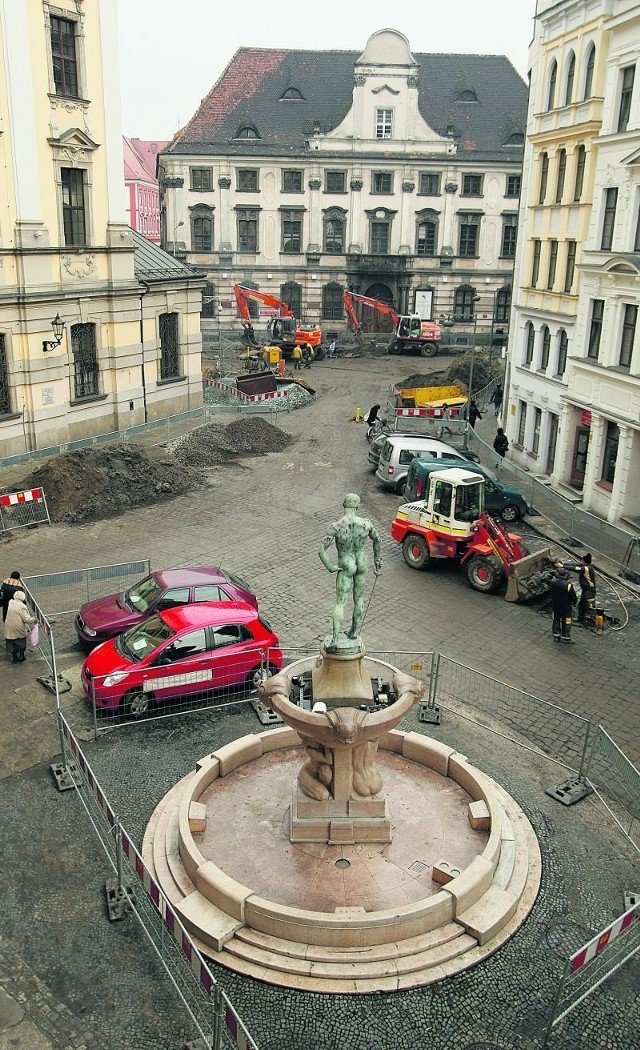 Wokół Szermierza praca wre. Plac przy UWr wypięknieje