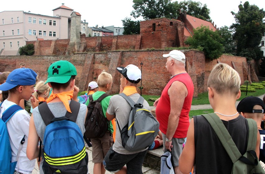 Są na koloniach w Mniszku. Dziś zwiedzali grudziądzką Starówkę z przewodnikiem [zdjęcia]