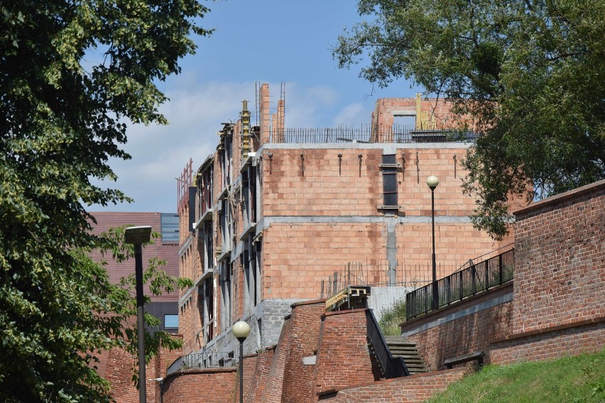 Malbork. Nowa zabudowa na Starym Mieście coraz bardziej widoczna z Kałdowa [ZDJĘCIA]