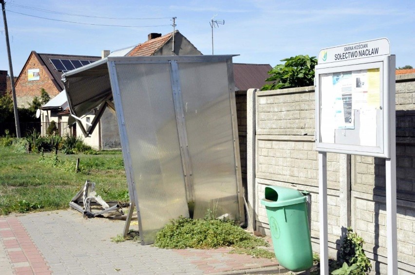 NACŁAW. Zniszczony kilka tygodni temu przystanek autobusu szkolnego, nadal straszy [ZDJĘCIA]